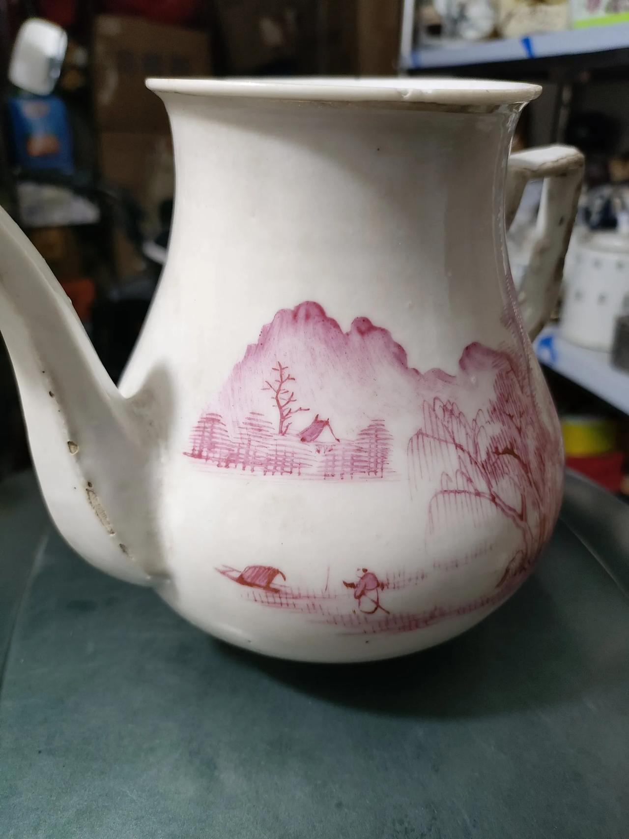 民国的瓷画家对元人山水理解很深，难怪许多的瓷器上写着“仿元人法”，这个用胭脂红描