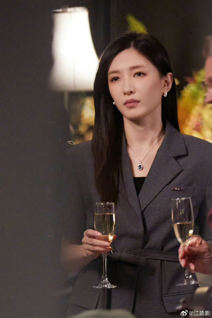 江疏影开开心心过夏天江疏影姐姐烟火气息满满的夏日生活，悠闲自在，吃喝玩乐一应俱全