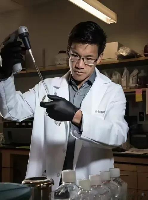 王力宏的哥哥王力德，才是所有家长口中别人家的孩子。
高中阶段他就在全美联考中获得