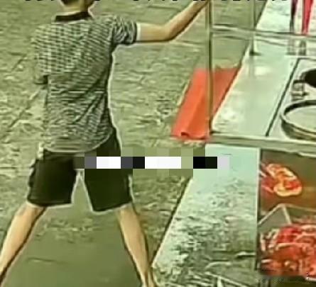 7月17日，湖南街头，男孩在街上奔跑着看到一餐车，餐车跟前没有人，于是用力拽拉餐