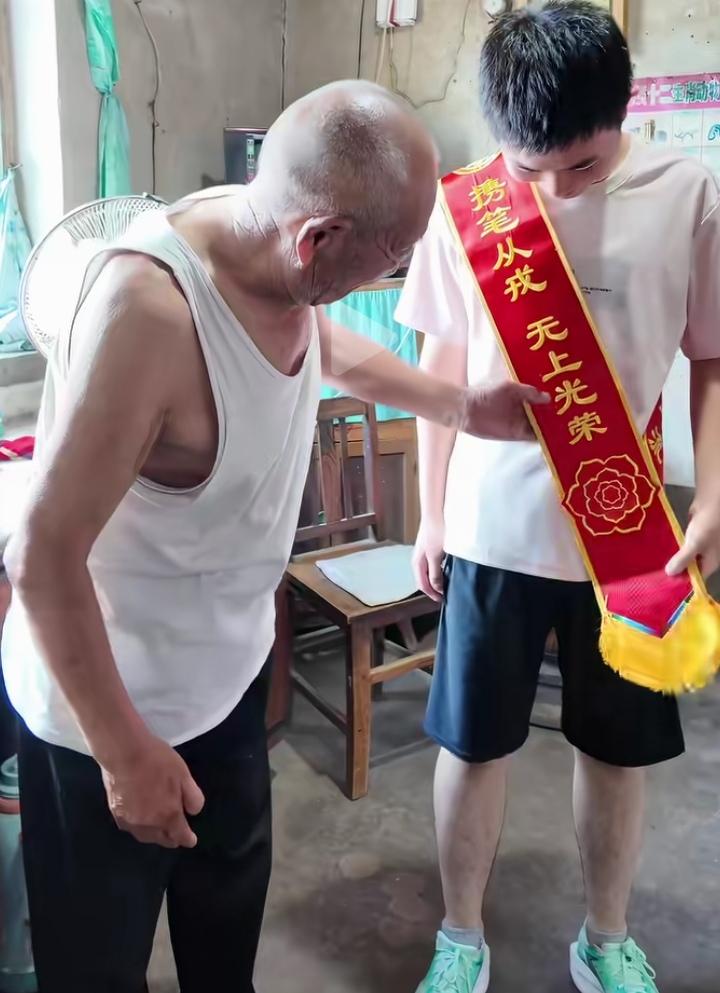 德州小伙圆梦国防科大，报喜一幕戳哭网友
 
7月14日山东德州平原，本地小伙顺利