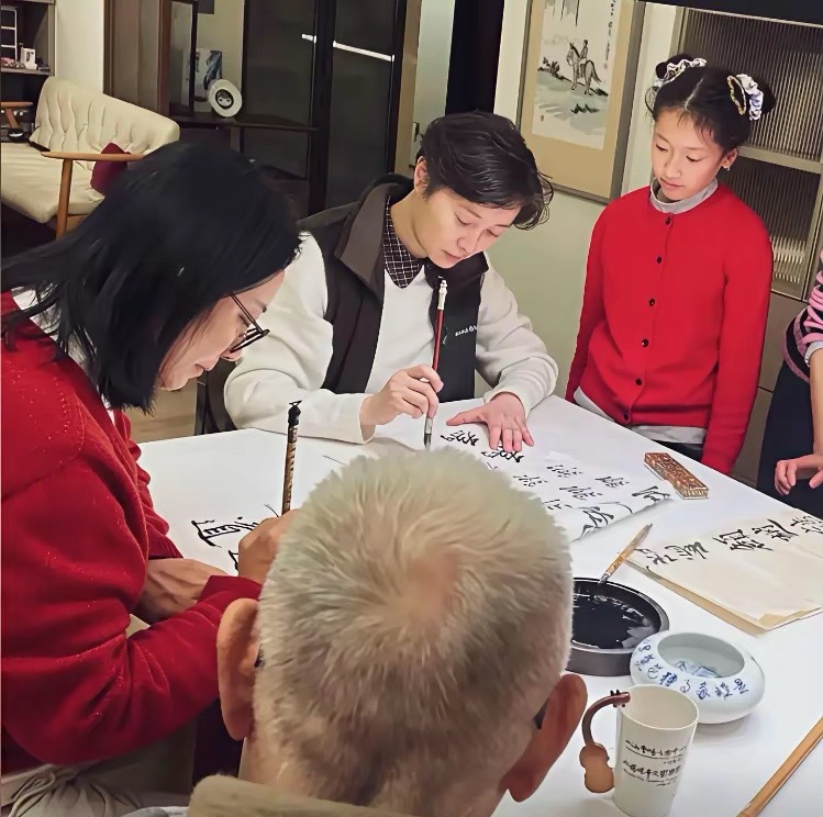 这是演员吴越的侄女。就是穿着红色毛衣的小女孩。她与吴越长得非常像。吴越家过年时，