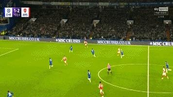 说他是后腰，我以前是信的。
直到他刚才在切尔西禁区里，闲庭信步地过了两个人，然后