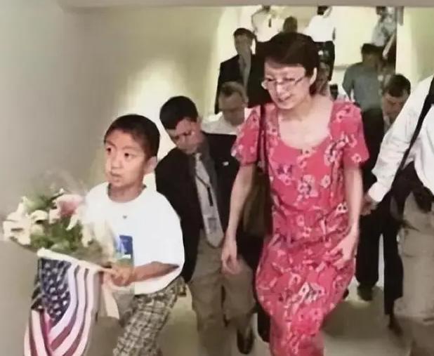 2001年，她持美国绿卡带着丈夫和5岁儿子回国探亲，返程在北京首都机场准备离境时