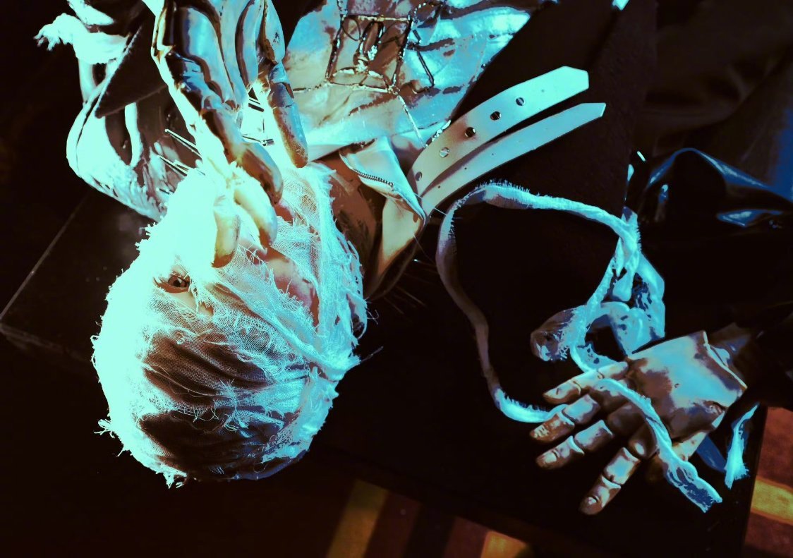 严浩翔行走的艺术品严浩翔古堡出逃大片严浩翔SM2全新概念照！绷带缠面配木偶手套，