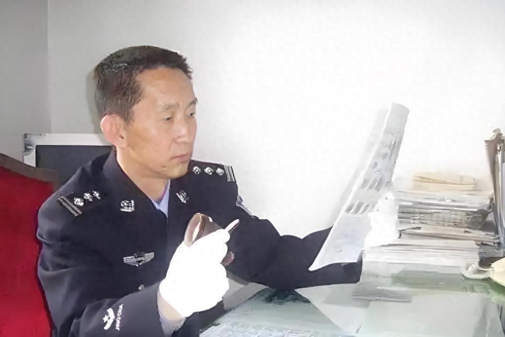 我那天听说了苦水镇银行抢劫案的事儿。涂尚国这个人挺有意思，他非要在凌晨4点去现场