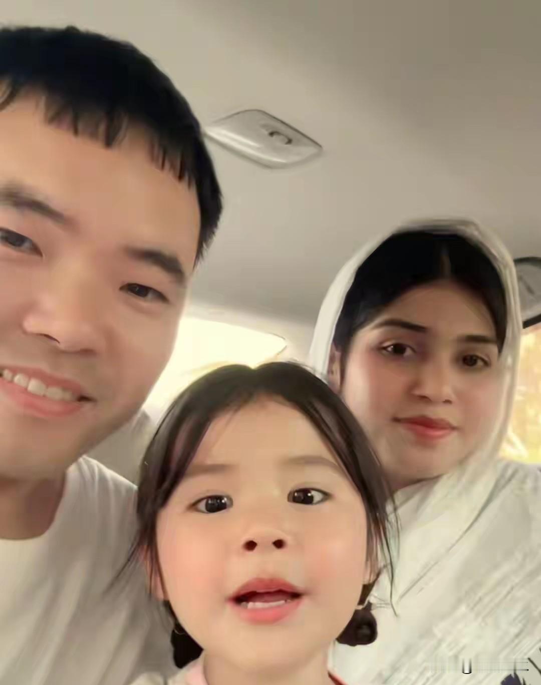 直播吵翻了，女儿一个人跑到邻居家里去了，跨国夫妻的育儿观念相差甚远

在顺子直播