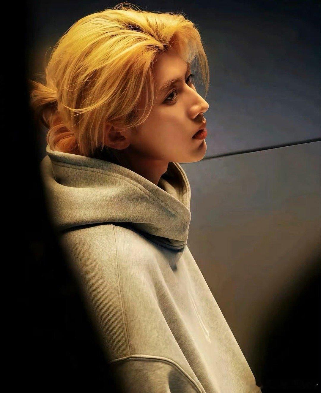 曝蔡徐坤被青春有你女学员骚扰只知道2.6号蔡徐坤发新专辑 