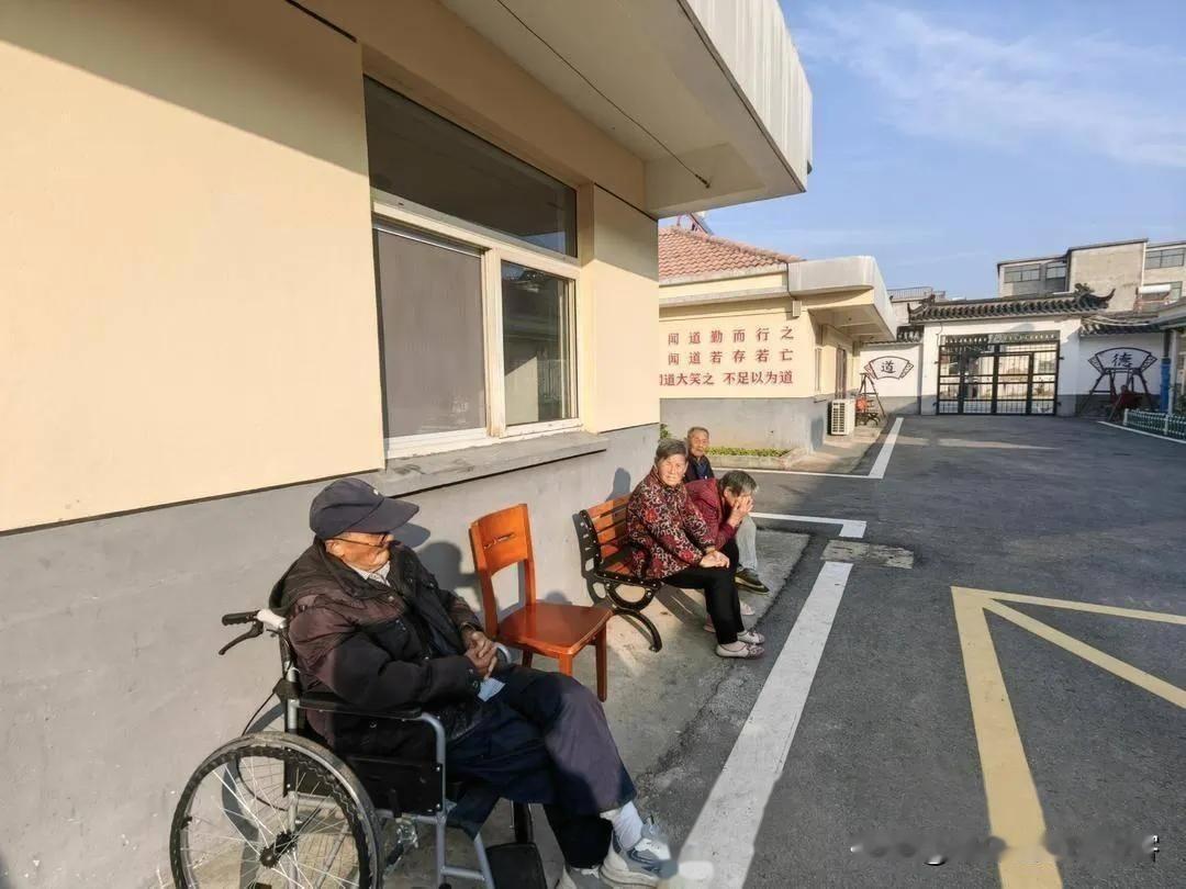老人在敬老院一定要有维权意识。先调监控，查找真相。再者，用初开始与敬老院签订的协