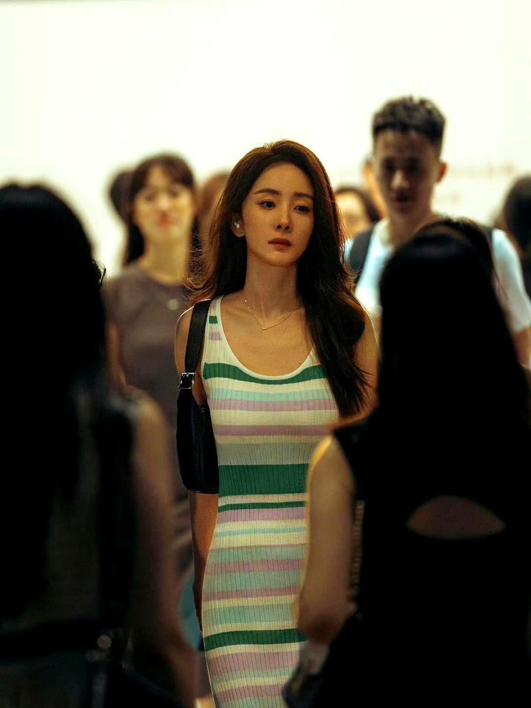 你看过无数遍的杨幂动图，竟是国安的抓捕现场。
 
别猜了，就是张艺谋捂了2年的国