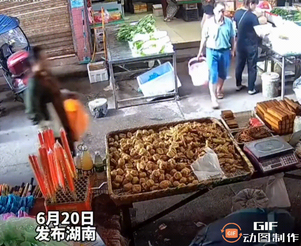这手法和速度一看就不简单！女子路边摊买东西，趁老板不注意几次往自己袋子里装。