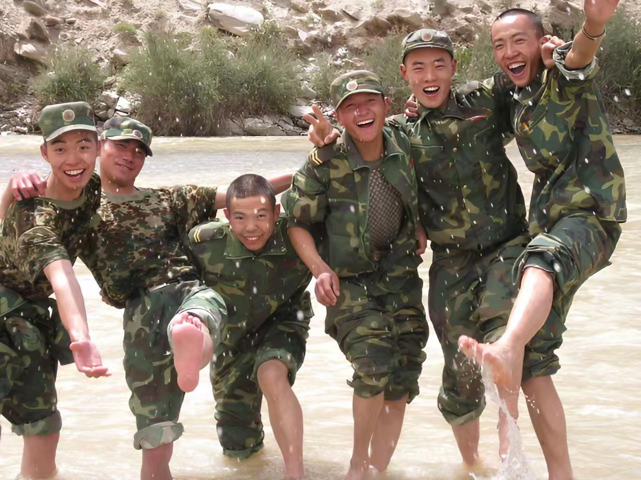 那时候天真的笑容早已经消失不见了，战友们还好吗……迷彩