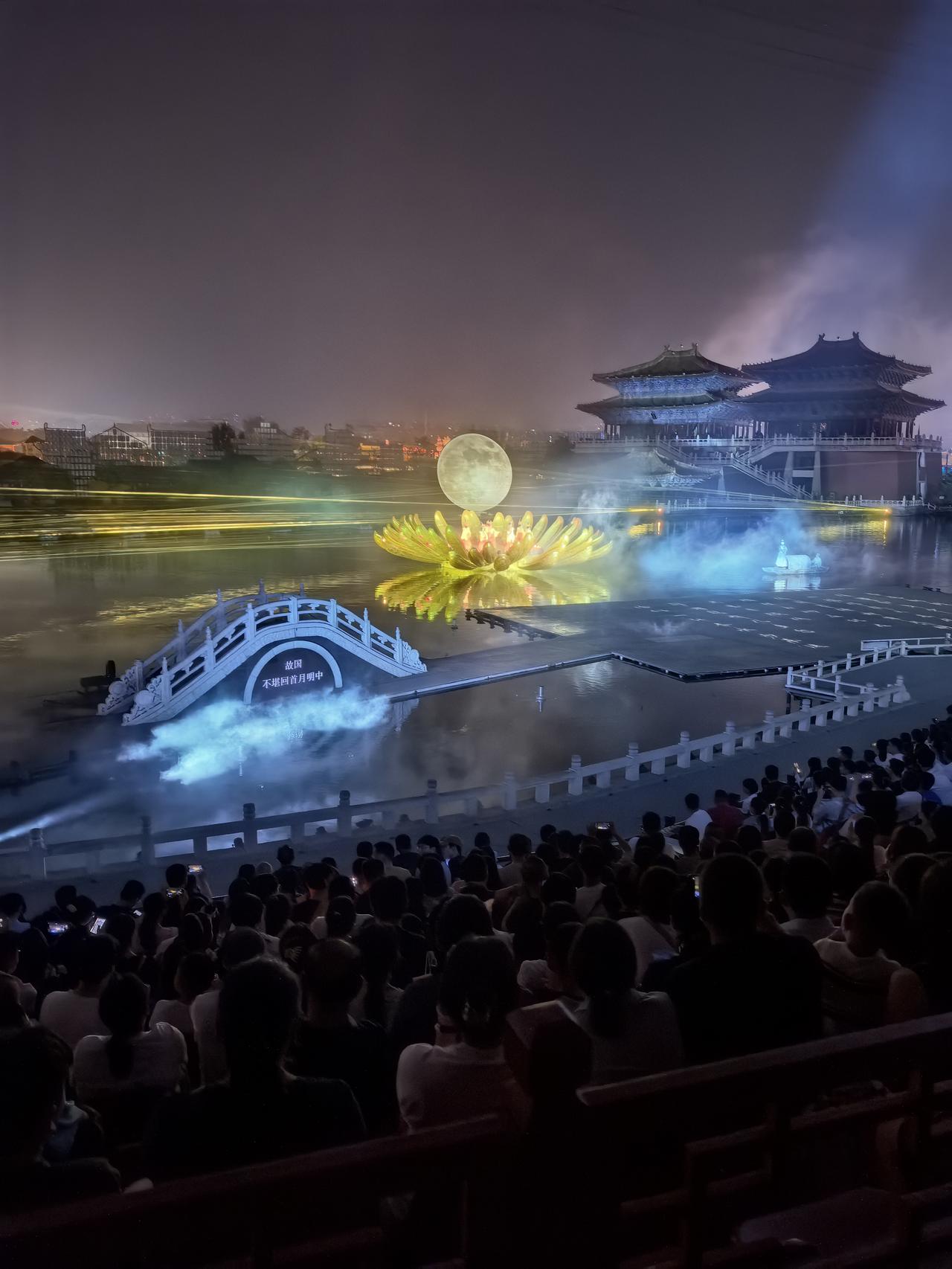 漫步开封府，一城宋韵，一世清名
 
来到开封，最不能错过的地方，一定是开封府。