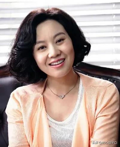 闫妮是个情商高，而且还是很幽默的一个人。有一次有个主持人采访她说，闫姐，你现在是