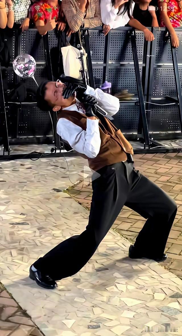 郭有才愈发飘飘然。昨晚直播结束，他让保镖扛着挤出人群，手都不抬一下。想当初，他不