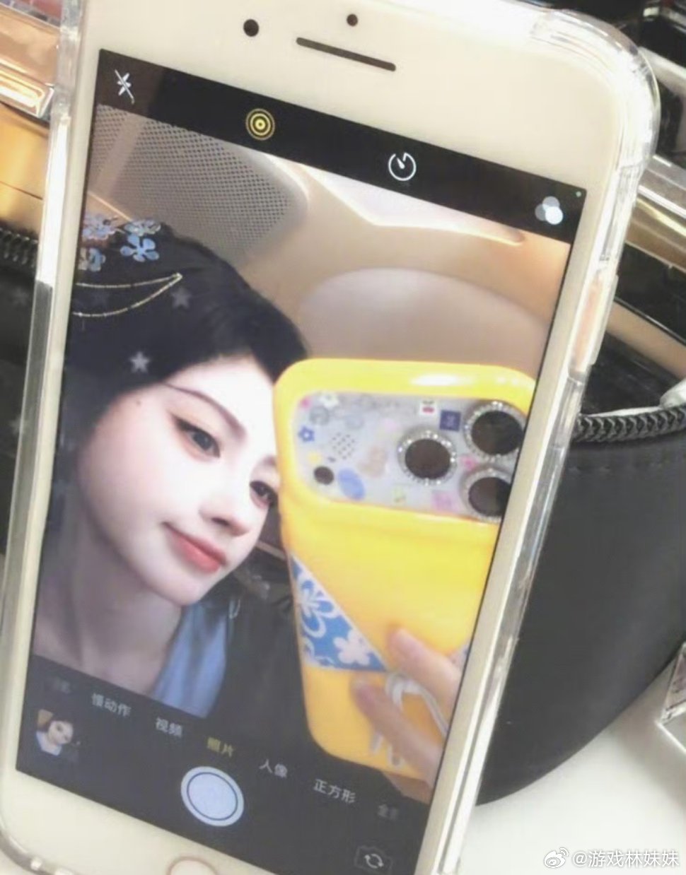 鞠婧祎比基尼手机壳鞠婧祎同款黄色比基尼造型手机壳曝光引发热议，独特绑带泳装设计新