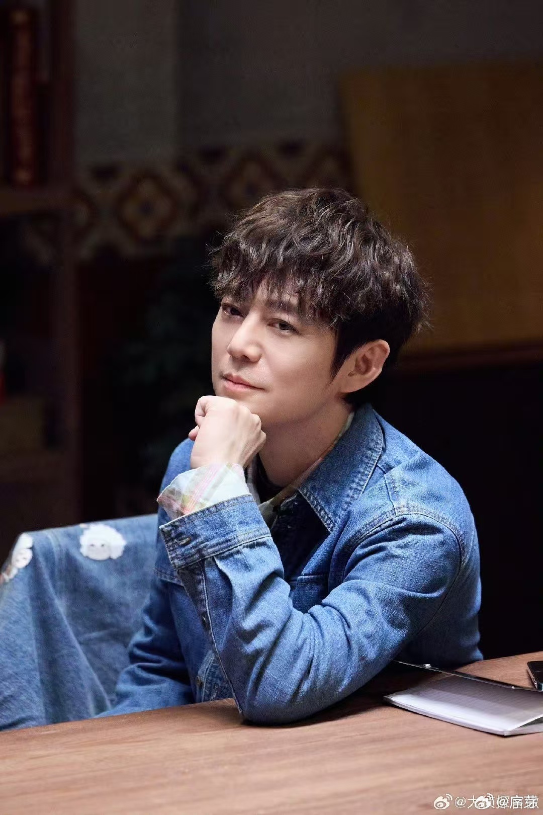 何老师说大侦探才十年何老师要录下一个十年 十周年的氛围感直接拉满现场格外走心，何