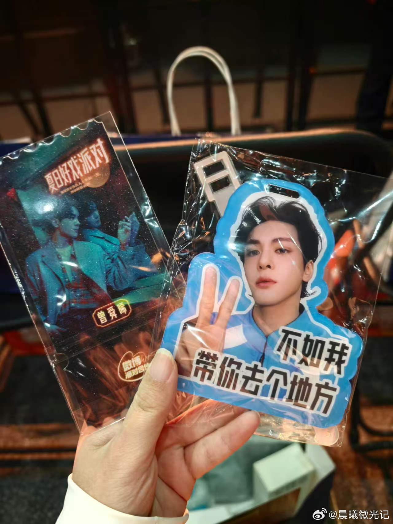 曾舜晞太会培养死士了 从直播互动到线下投喂，他把宠粉变成了一种本能。带着这份沉甸