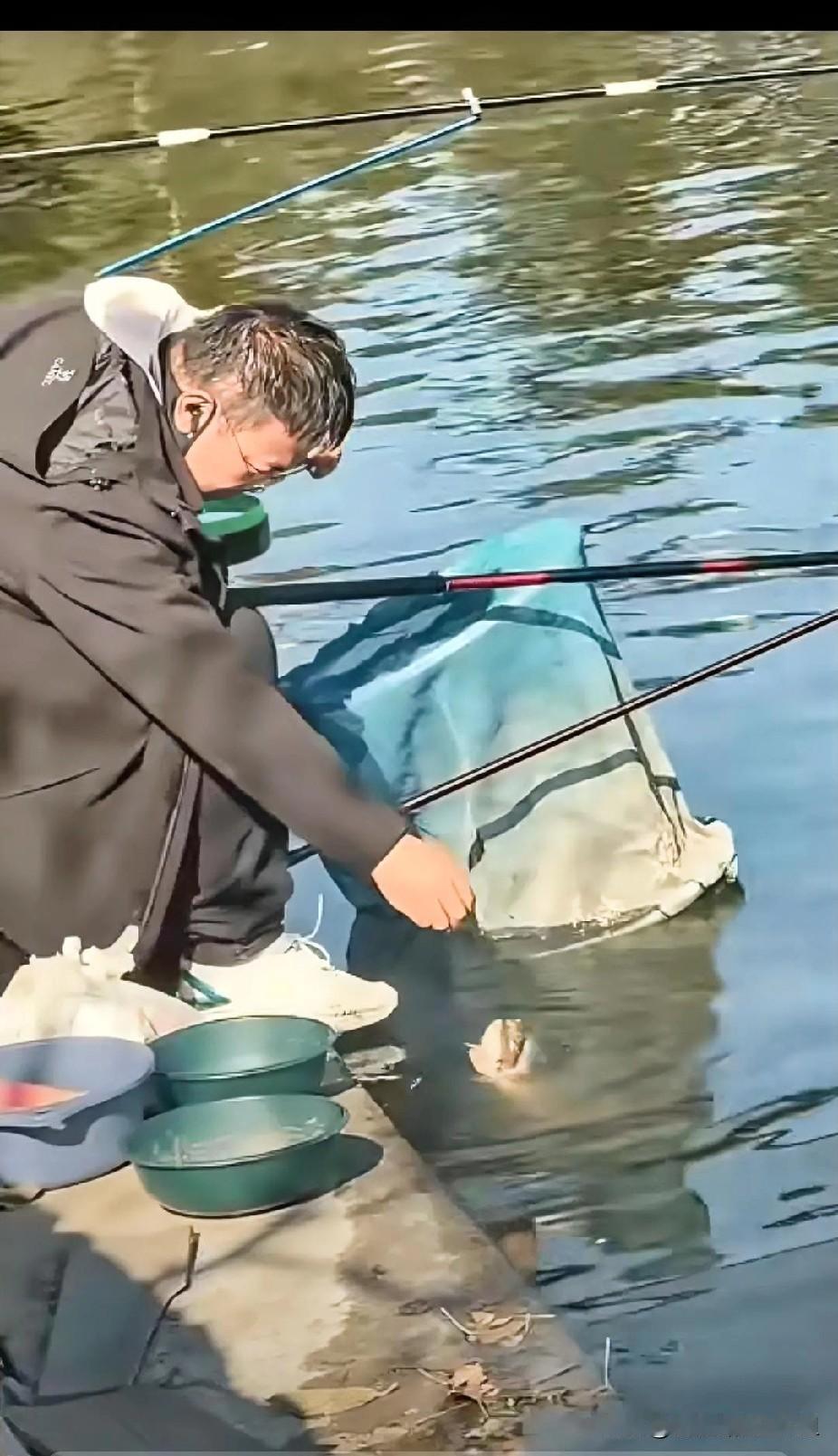 “笑不活了！”山东，一位大哥正坐着钓鱼，水里突然冒出一条30斤重的大鱼，它不光不