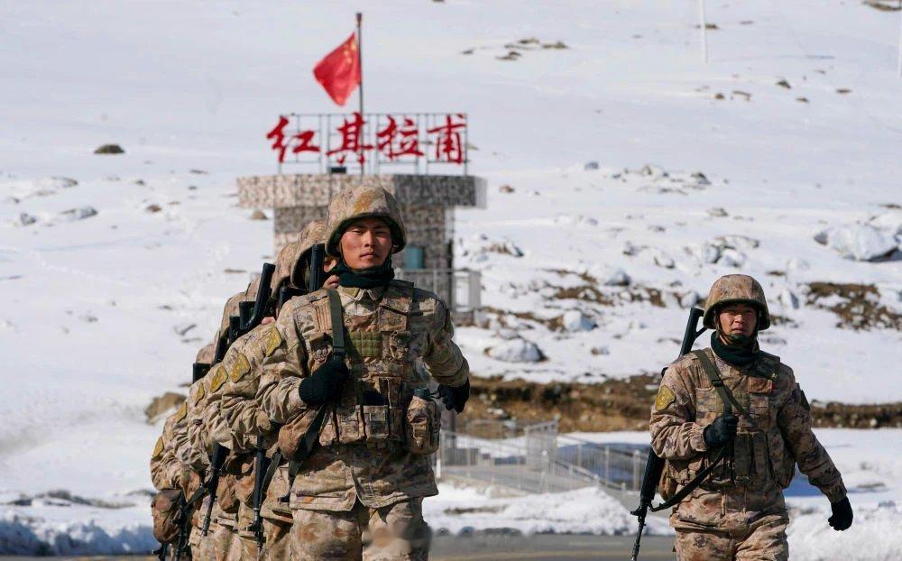 荒原没有热闹喧嚣只有挺拔的戎装身影独自守护整片华夏大地早啊 点赞致敬边防军人