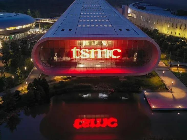 8月6日，美国之音报道:“台积电工程师涉嫌盗取2纳米制程技术机密遭拘押，三名涉案