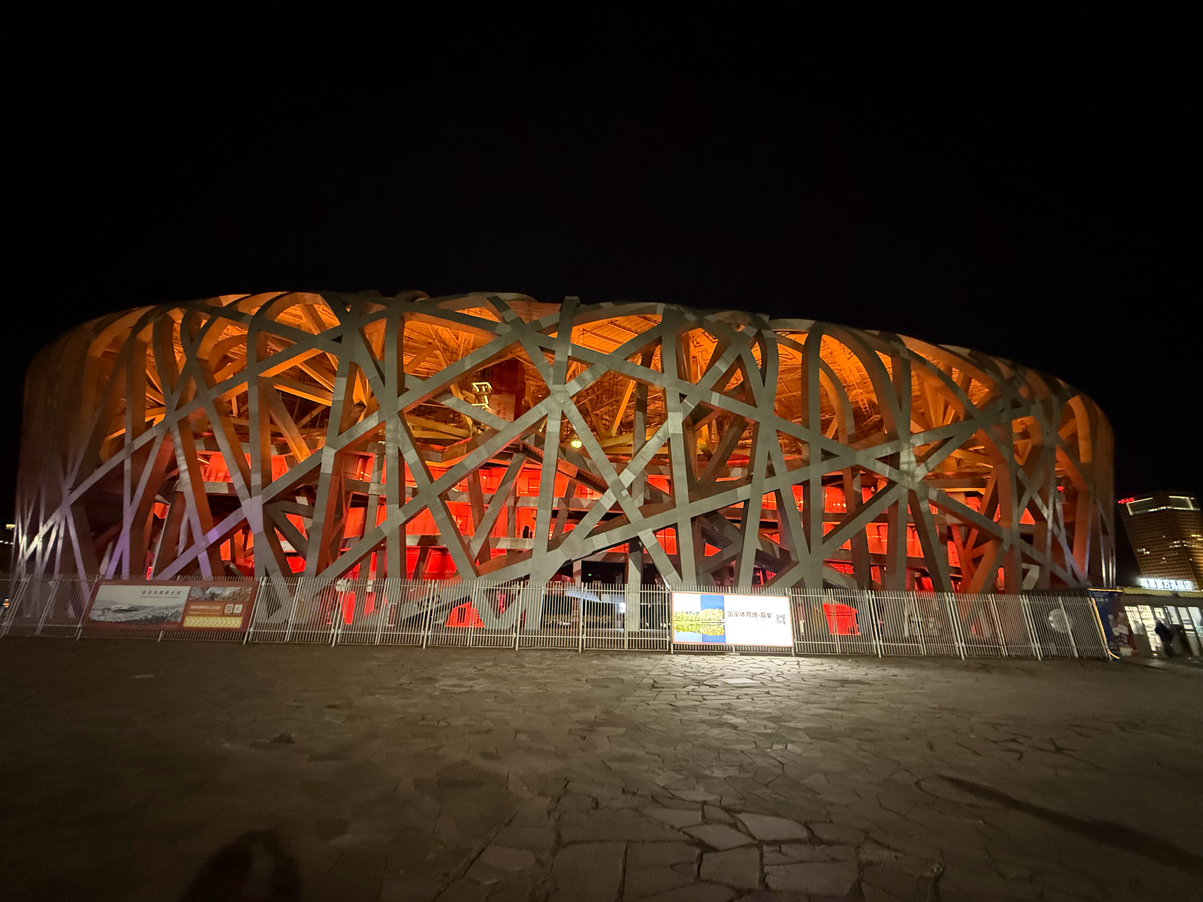 无论从哪个角度看鸟巢都是很震撼啊。 