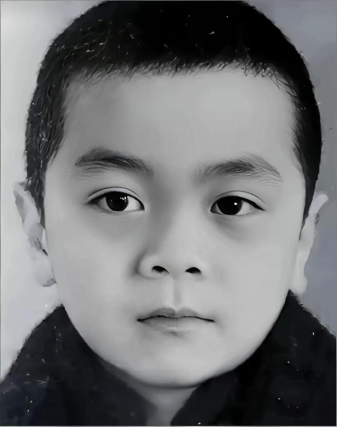 这小孩眉清目秀，天庭饱满，地阁方圆，从青年时就开始名扬四海，成为全国闻名的人物，