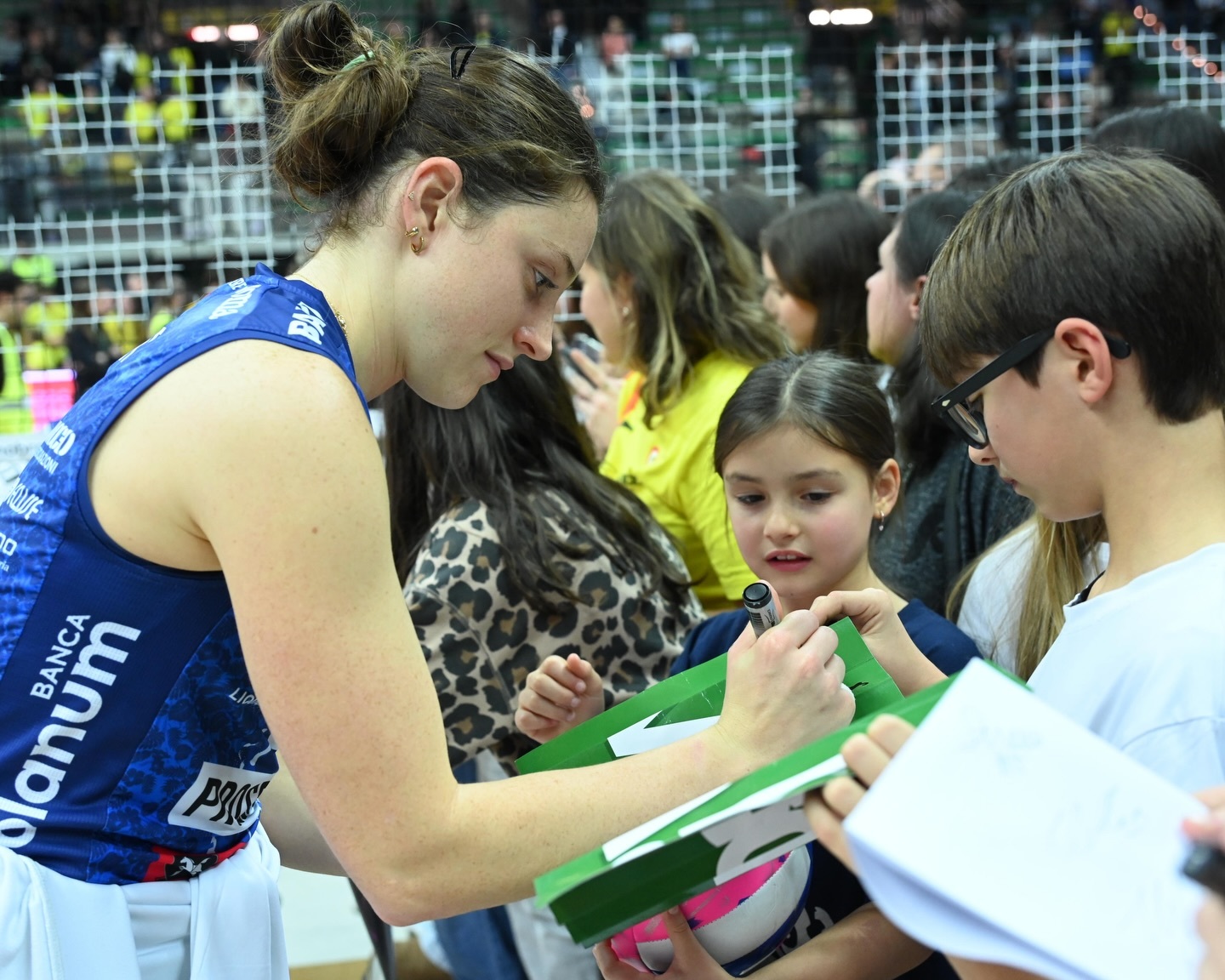 赛后朱婷和队友与球迷们一起合影并签名。冬奥会朱婷