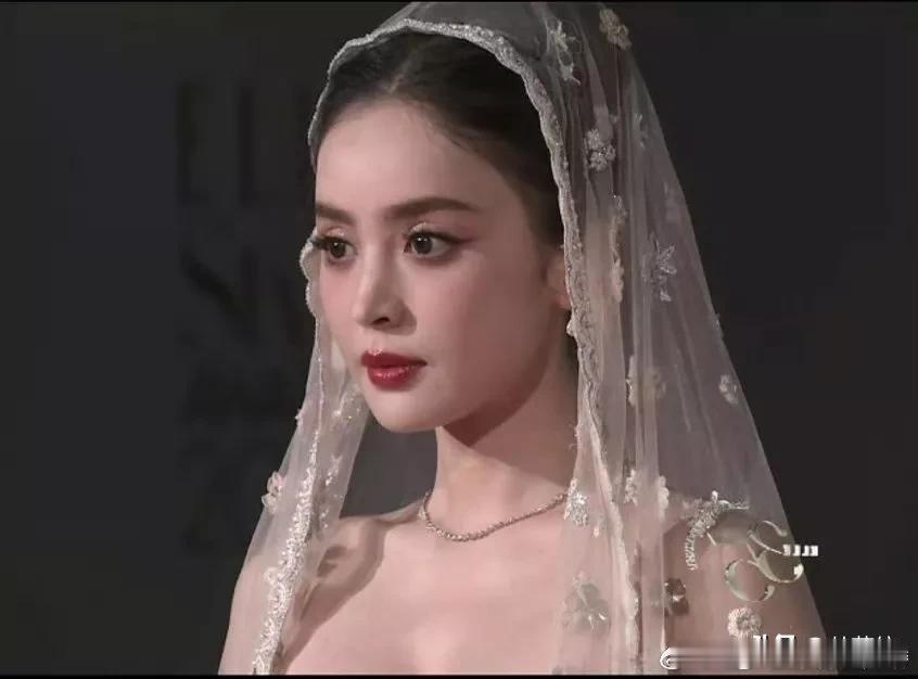 娜扎为什么不吸粉啊?今晚elle风尚大典去了一堆明星，看下来全场最亮眼的就是她了