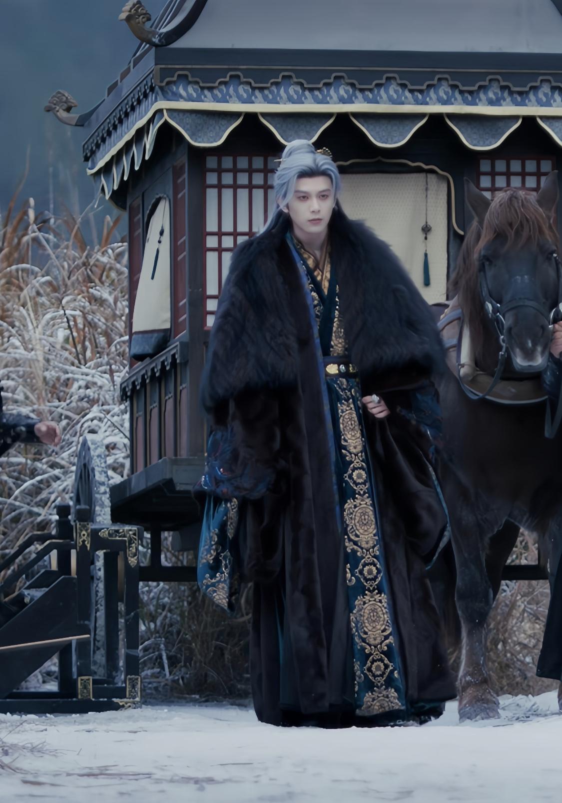 他不是“白发美男”，是被大火烧掉半张脸、靠换脸换皮苟活下来的皇长孙。
齐旻这角色