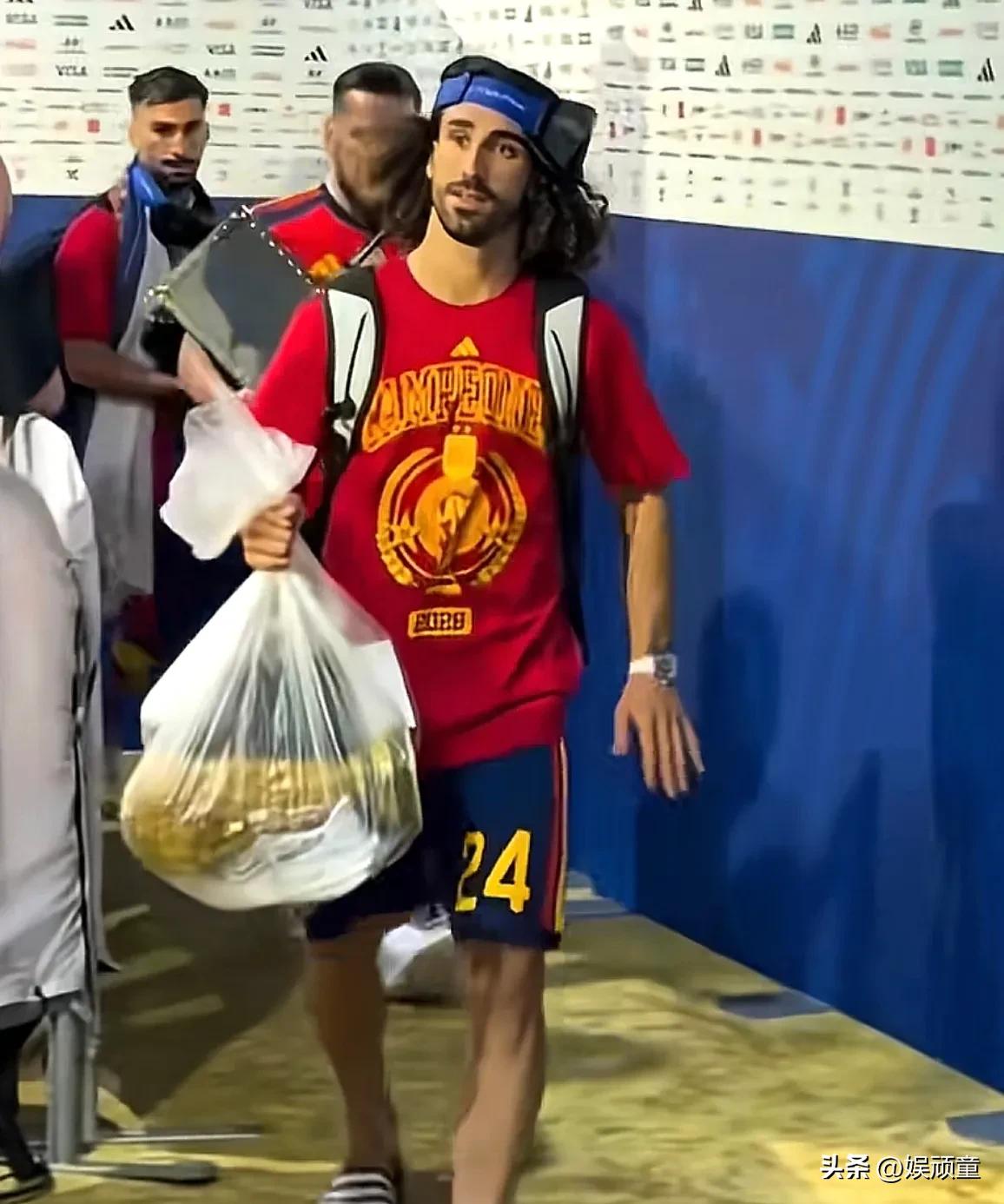 西班牙夺冠后离场，队员直接把大力神杯装在塑料袋子里，提着离开了赛场，这是真的很随