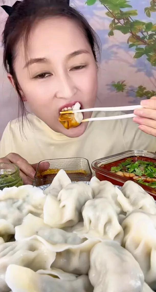 美食佳肴香，佳人相伴赏。#吃出美丽🤩# #美食的魅力何在# #美食佳肴大赏# 