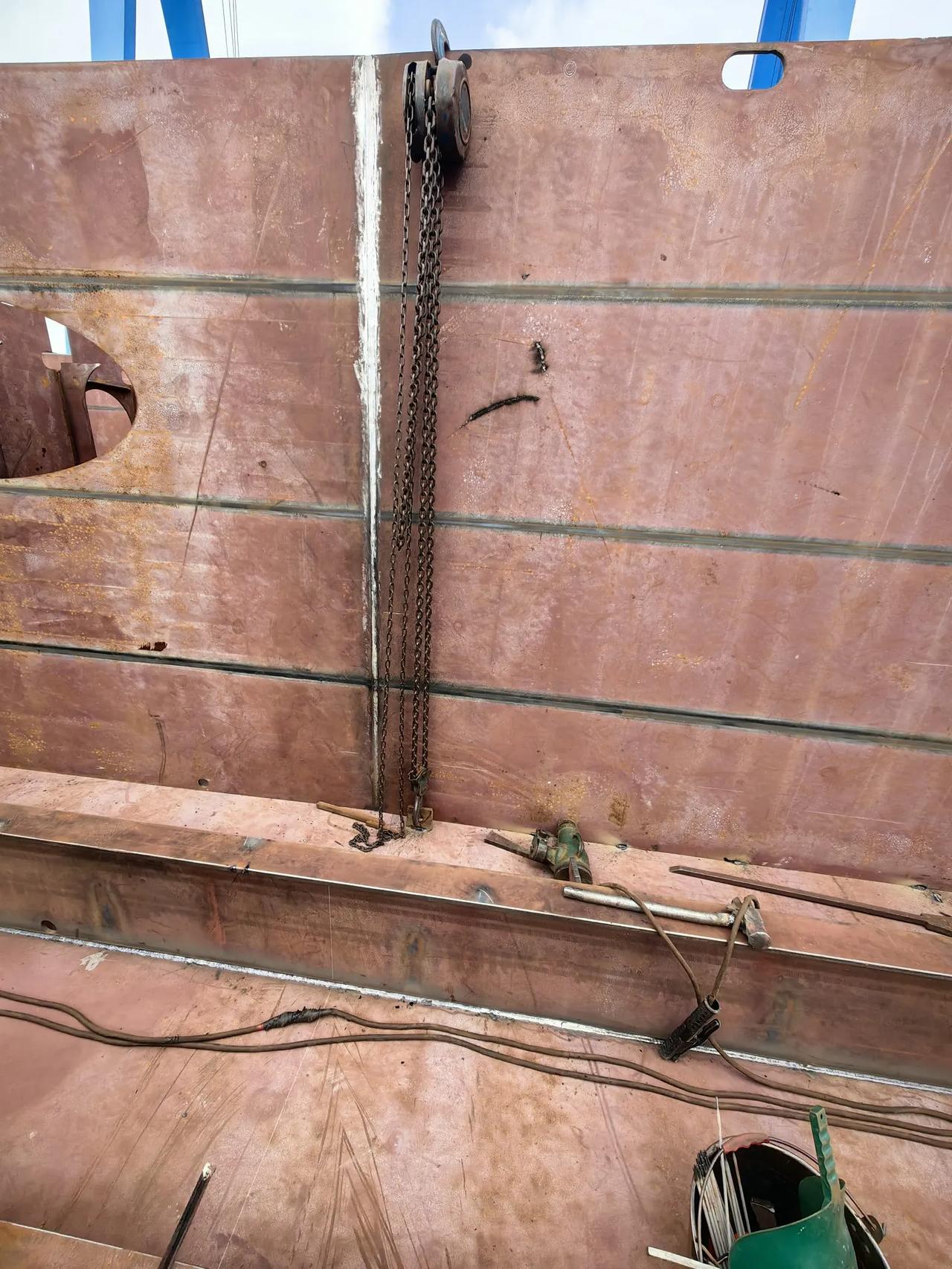 紫圣今天的工作是，拉拢双层底肋板，造的21.8万吨巨轮，比航母大多了。