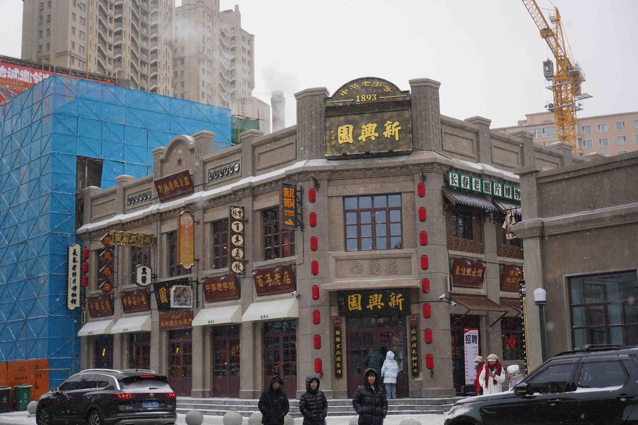 🐴玩冷了，室内也精彩。巨大的彩虹色“马屁”装置闯进视野，触碰彩球拍拍它，笑容比