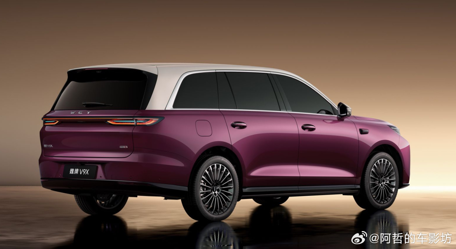 魏牌即将要推出的旗舰SUV V9X由亲子为其代言这里面大家都看到了魏建军的变化从