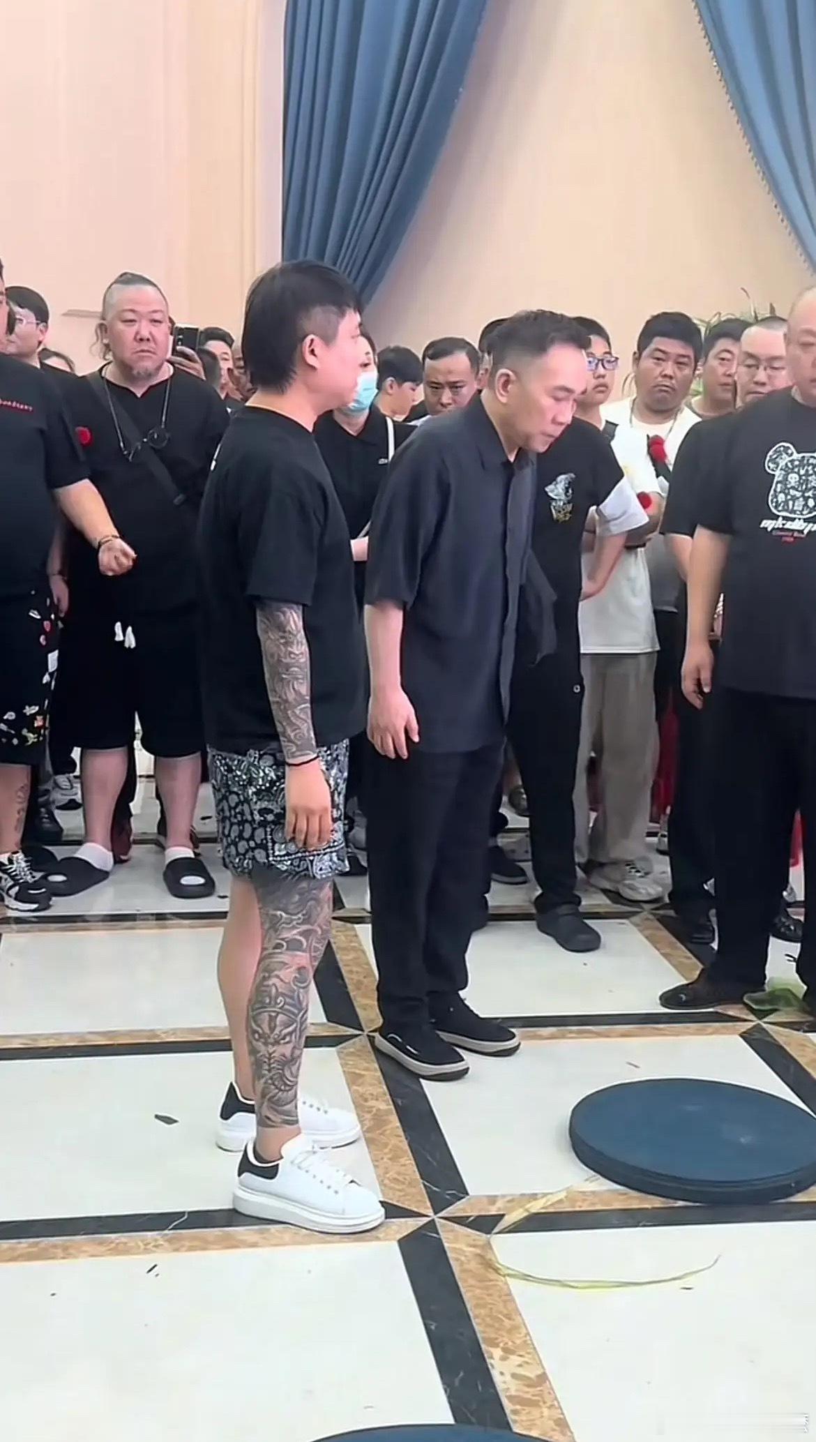 同样是拜，杨议走的上层仪式，一本正经，微微鞠个躬，表情木讷。看看普通民众，那可是