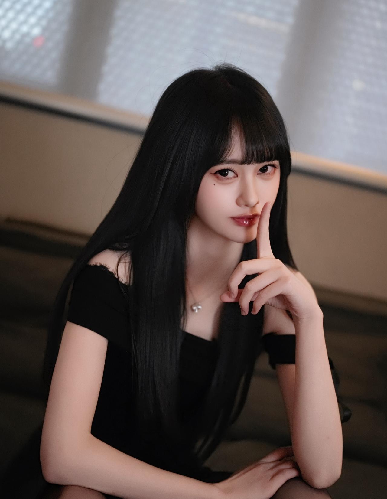 🖤 黑裙 · 静谧 · 我，

保持神秘，保持自信。

All black m