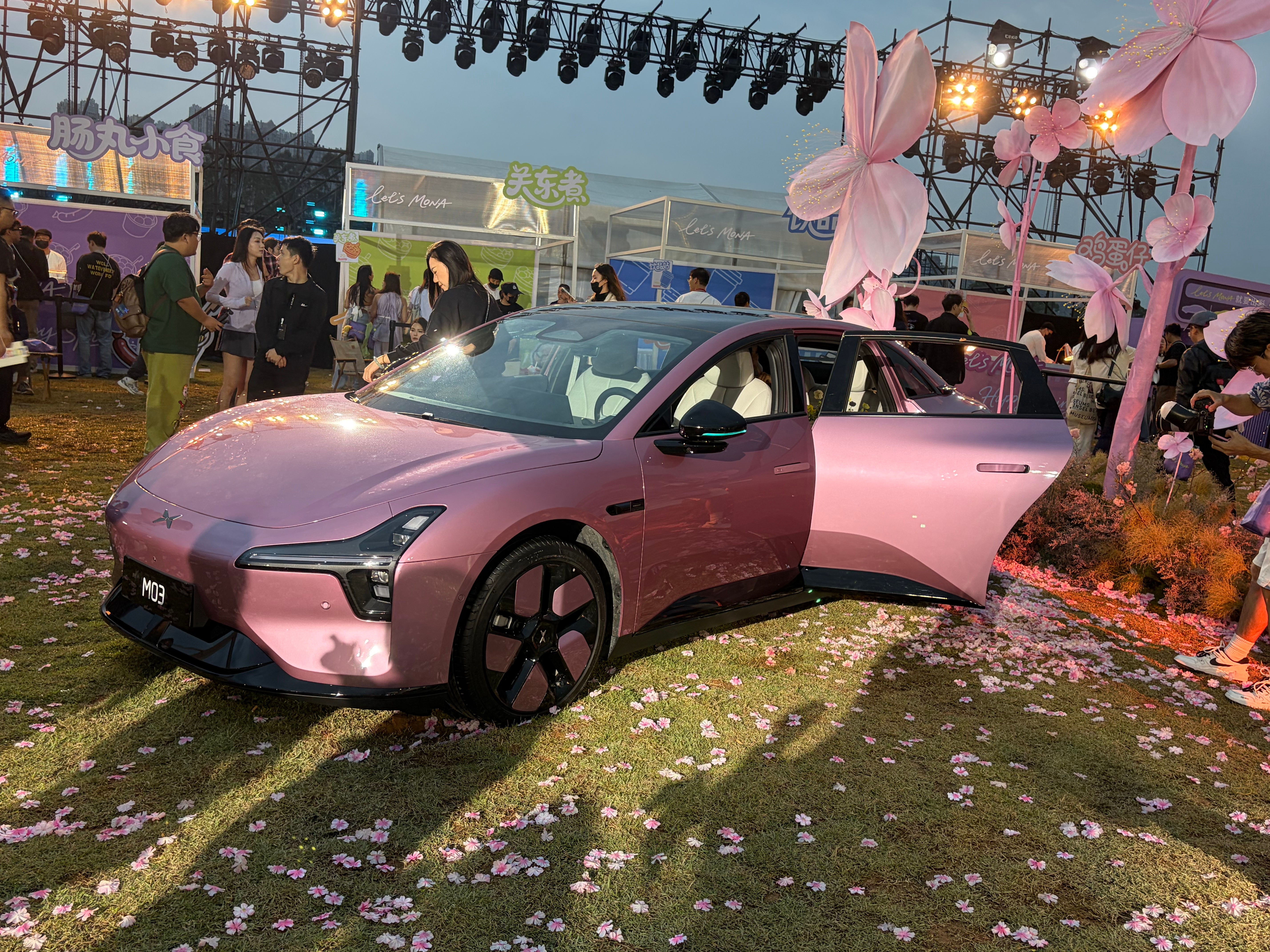 2026款小鹏MONA M03发布会现场，完完全全就是一个大Party，现场都是