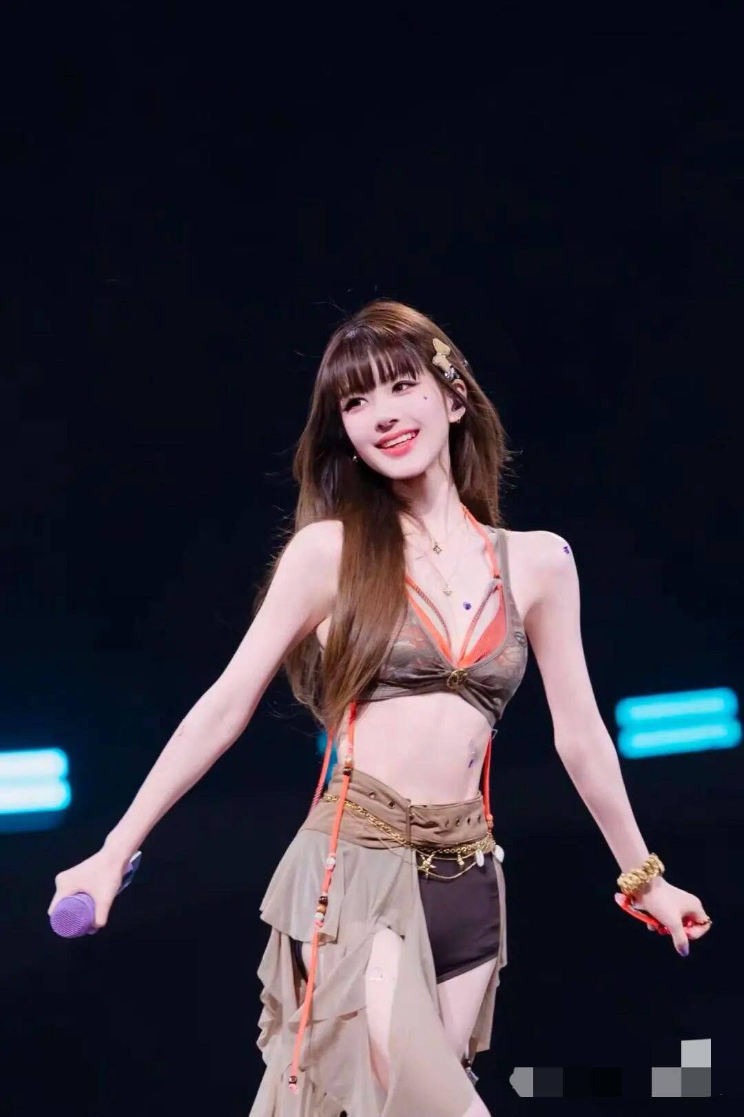 只有赵露思真正把演员当成了一种服务行业，现在的她很努力，2025年被曝出职场霸凌