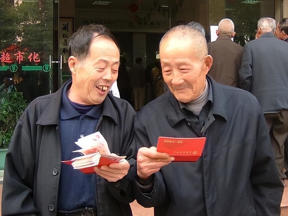 经济学家：给农村老人每月发1000块，不仅不会亏，还能让中国GDP白捡0.5%的
