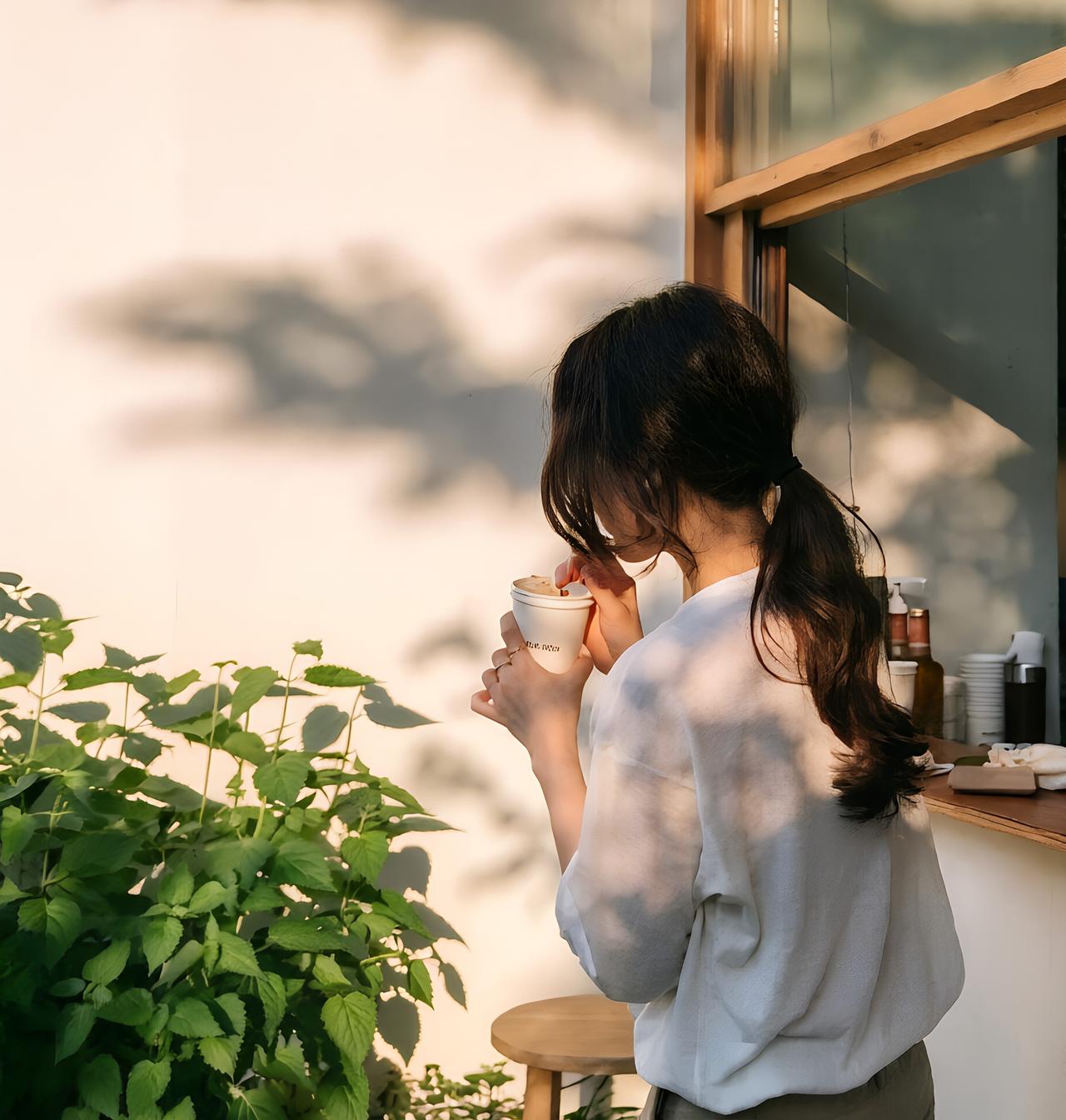 原来人间四处皆有光。

纵使生活千疮百孔，风雨遍布，

也总有阳光，穿越缝隙，照