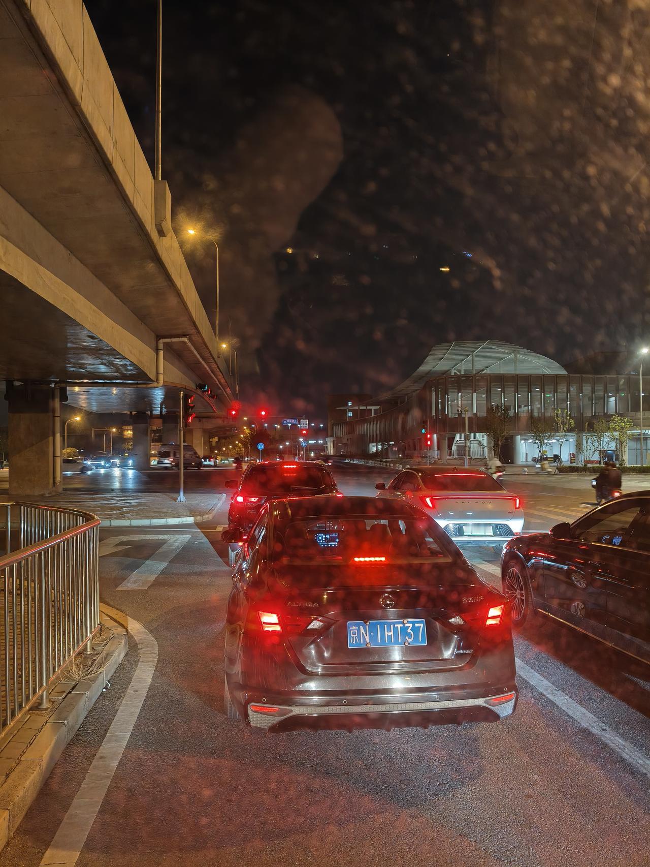 可突然听说，新单位的工作只能干两到三个月！我又要面临⺀漂″工作的选择，一股无名的