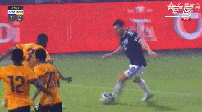 阿尔瓦雷斯破门！！！阿根廷1比0领先！！小墙中场过顶长传右路，梅西反越位后过人横