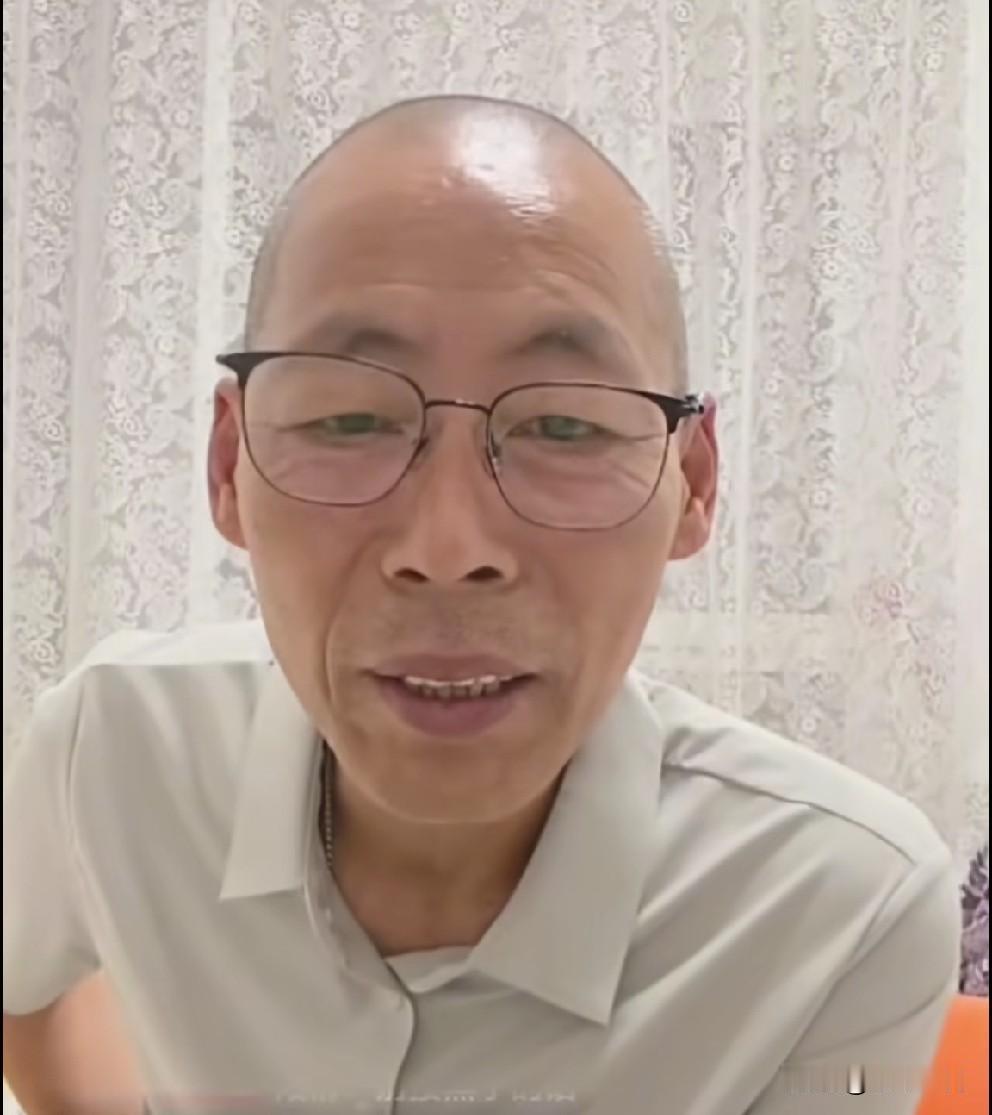 张云鹏爸爸在直播间骂骂咧咧，他说有黑粉黑他，当然也许是有网友在说实话。继母跟张老