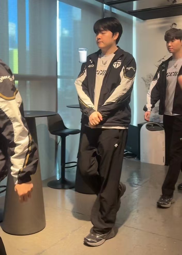 敷敷和这个表情包一模一样诶[拜托][拜托]来源：Xkt对战gengen战胜kt2