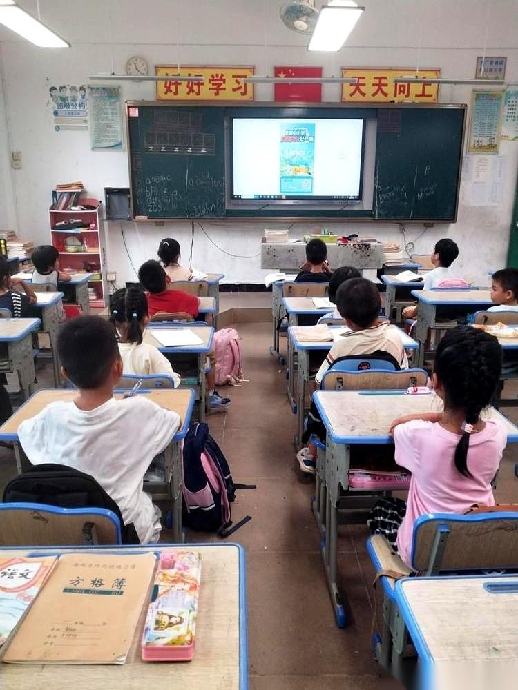 一年级的教室里，老师站在讲台上喊了一嗓子：“父母离异的举手。”
话音刚落，“唰”