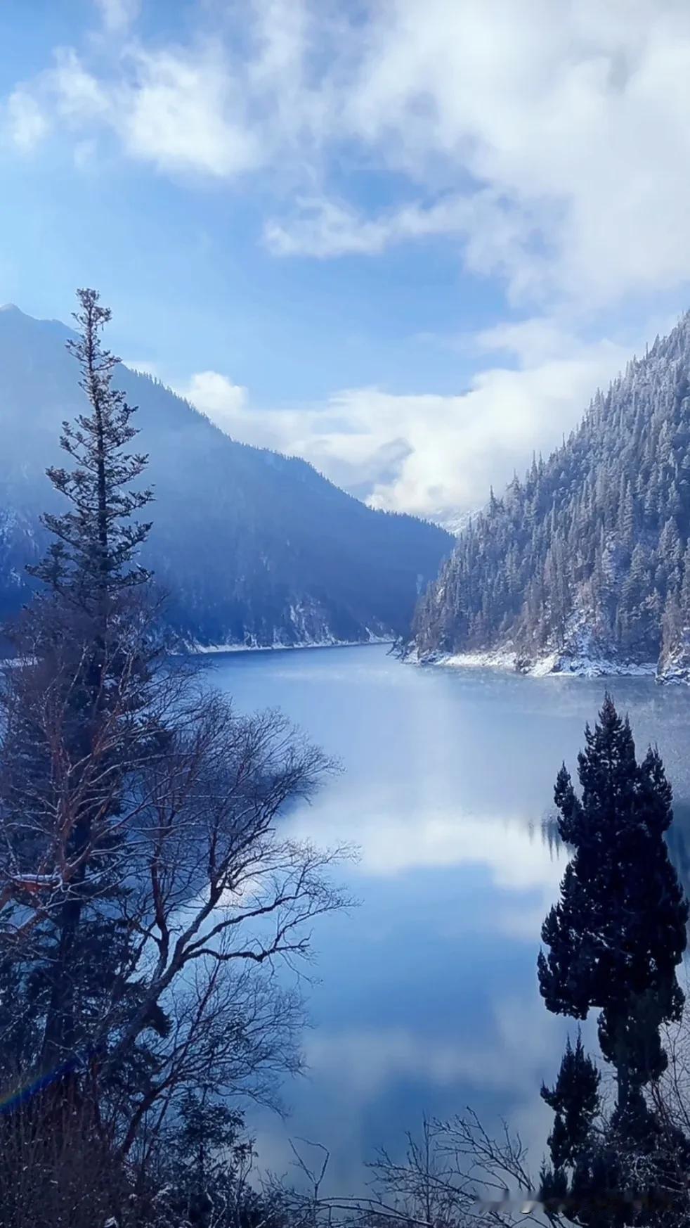 一路山色，随手拍一张风景照上午，九寨沟的风景，象山水画。