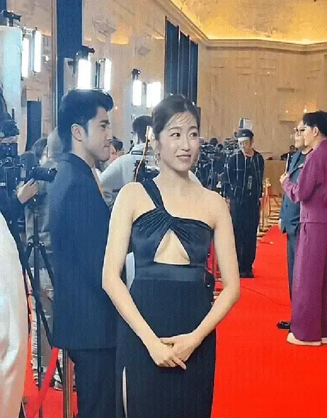 3.2亿围观，只因一条裙子
 
昨晚红毯，陈自瑶穿黑深V，微博话题24小时飙到3