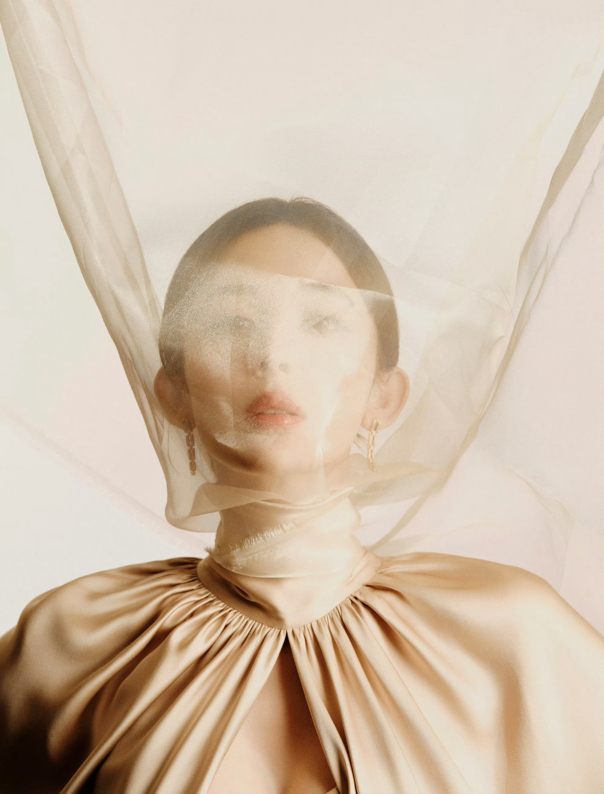 来欣赏今日份美神娜扎💐身穿金色斗篷裙搭配精致盘发亮相Vogue*Apple活动