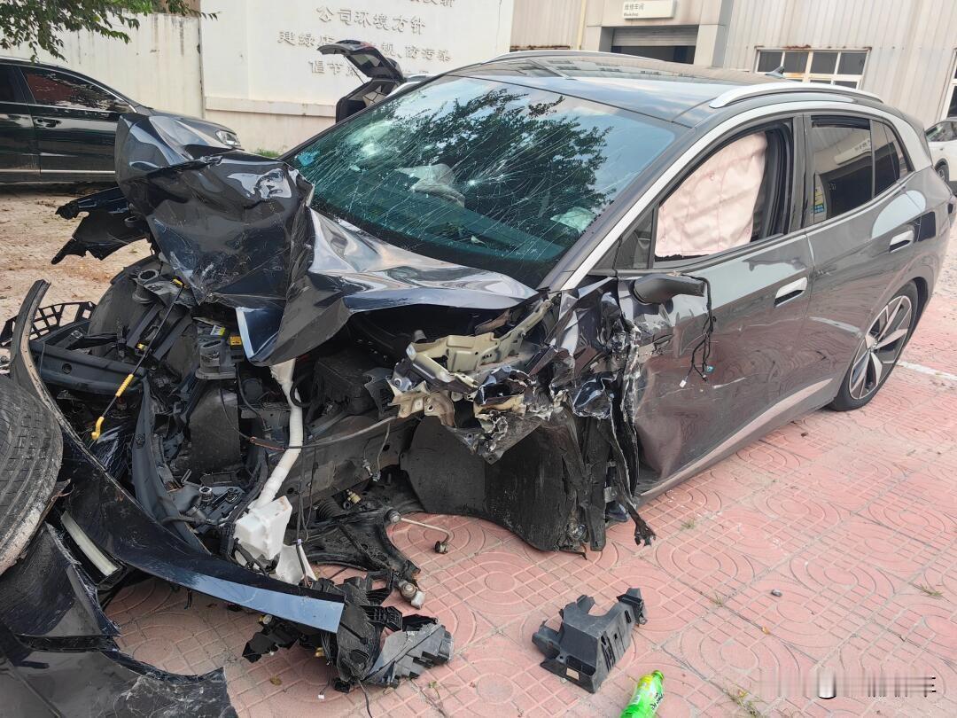 再跟大家说一下如何辨别车辆的安全性。
就像图片里这辆车，已经属于重大事故了，但A